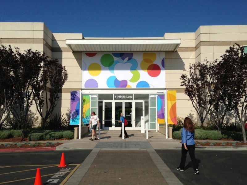 Eingangsbereich der Stadthalle von Cupertino, mit Apple-Banner über den Türen.