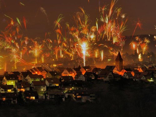 Silvesterfeuerwerk in Korb, Rems-Murr-Kreis (© Herbert Kehrer/Alamy)
