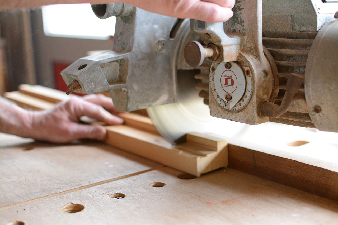 Laminat schneiden mit Laminatschneider, Stichsäge oder Kappsäge?