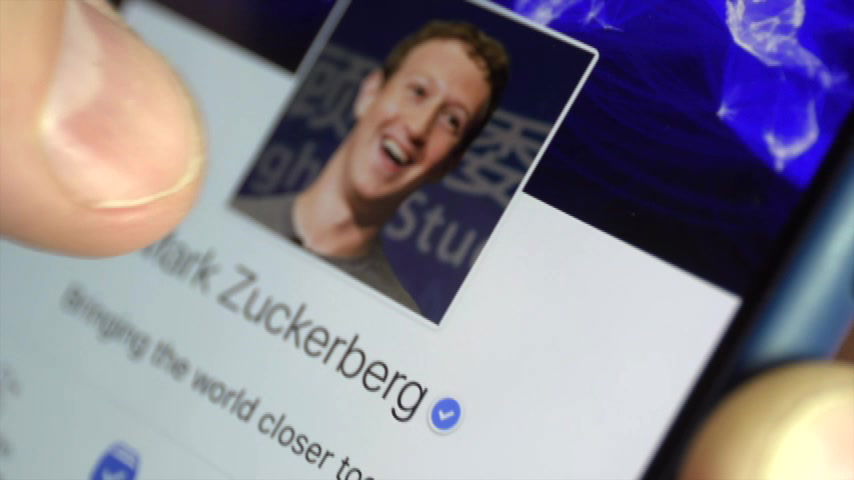 Leugner des Holocaust haben es auf Facebook leicht