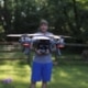 Mann steuert Drohne
