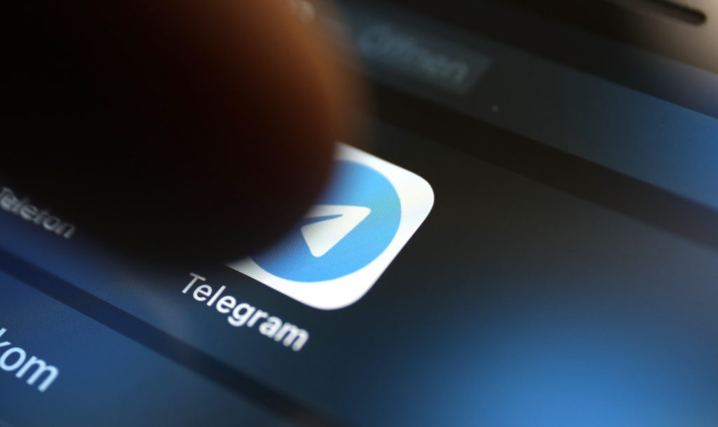 Todesdrohungen auf Telegram: Lassen sich Hass und Verschwörung eindämmen?