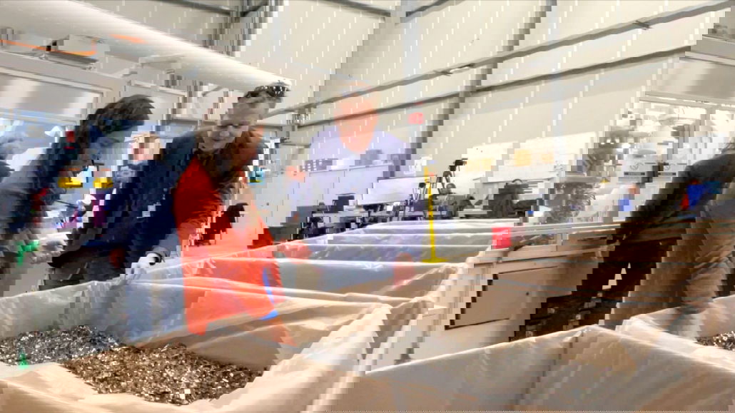 Zusammen mit Sarah Chandler schaue ich mir Recycling-Material an