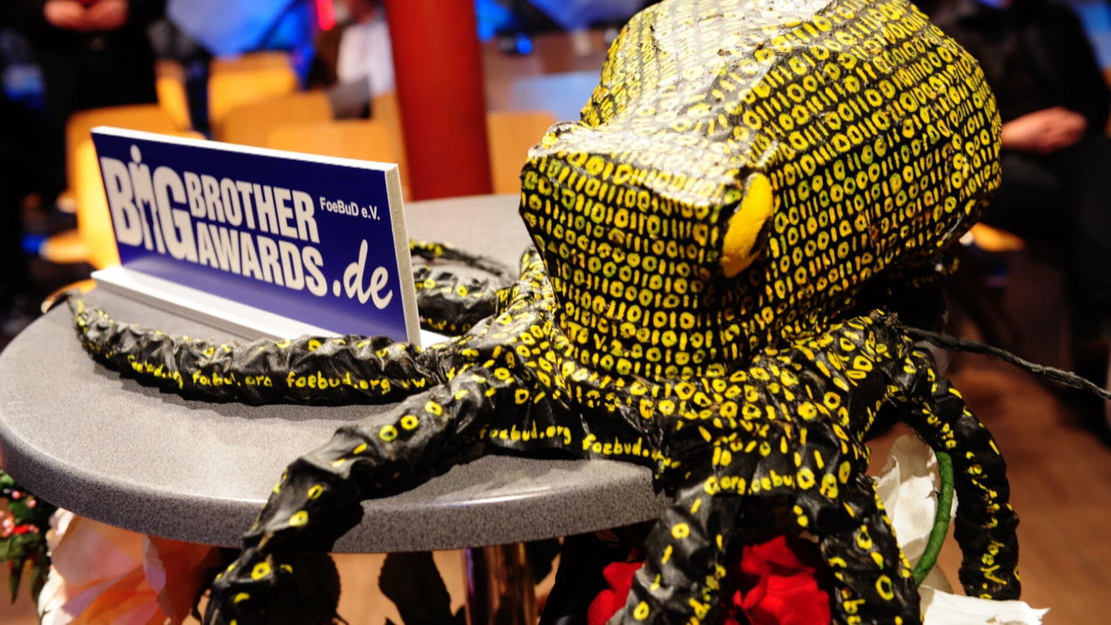Big Brother Award 2023: Warum DHL und Zoom als Datensünder gelten