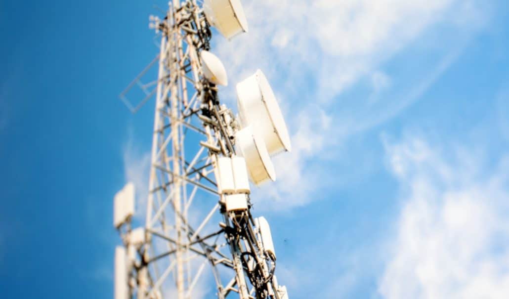 Je weiter der Sendemast entfernt ist, desto höher die Strahlung im Handy