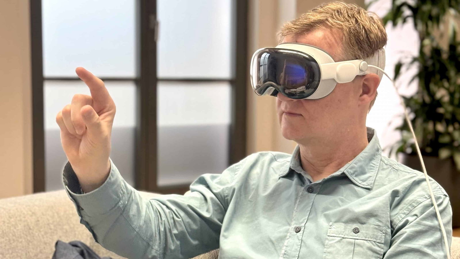 Die Apple Vision Pro wiegt 650 Gramm und liefert auf beide Augen gestochen scharfe Bilder