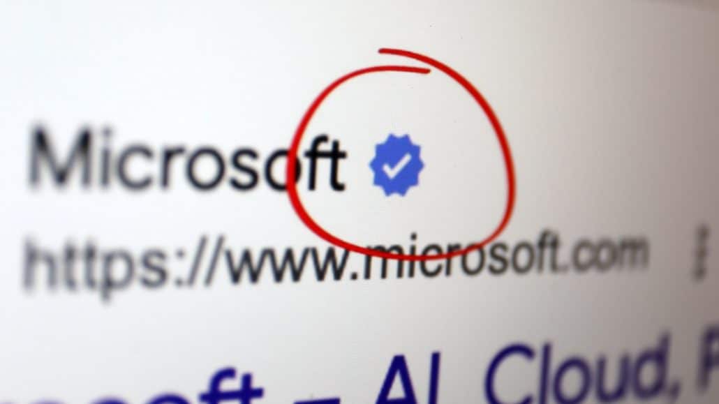 Google testet, ob sich User mit einem blauen Haken für verifizierte Webseiten besser orientieren können