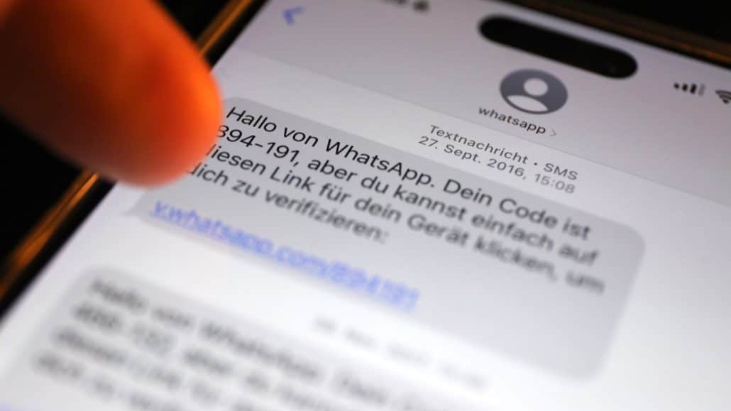 Die Betrüger versenden SMS mit der Absenderkennung von WhatsApp