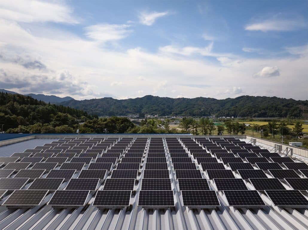 Apple hat seine globalen Treibhausgasemissionen um mehr als 60 Prozent reduziert – Teil seines Ziels „Apple 2030“, über seinen gesamten Fußabdruck hinweg CO₂-neutral zu werden.