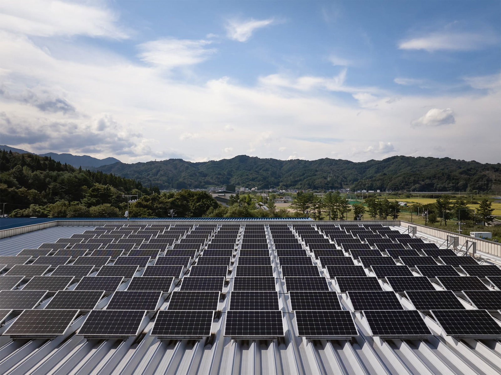 Apple hat seine globalen Treibhausgasemissionen um mehr als 60 Prozent reduziert – Teil seines Ziels „Apple 2030“, über seinen gesamten Fußabdruck hinweg CO₂-neutral zu werden.