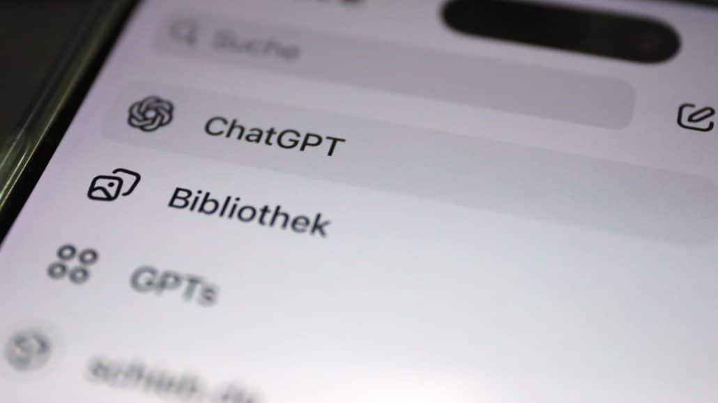 ChatGPT und Bibliothek auf Smartphone-Bildschirm