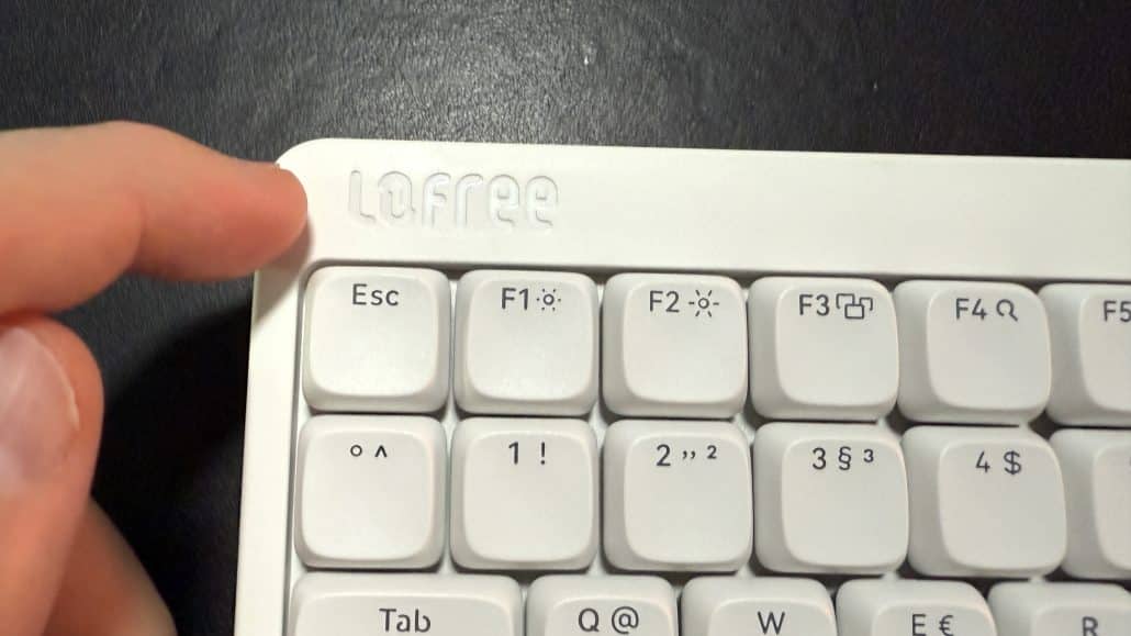 Weiße Tastatur mit hervorgehobenen Funktionstasten.