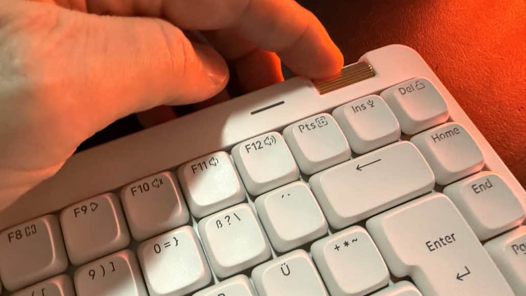 Hand drückt auf eine moderne Computerkeyboard-Taste