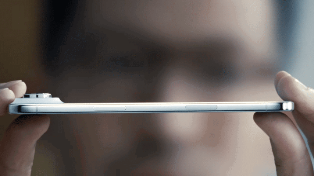 Dünnes Smartphone mit Kamerafunktion in der Hand