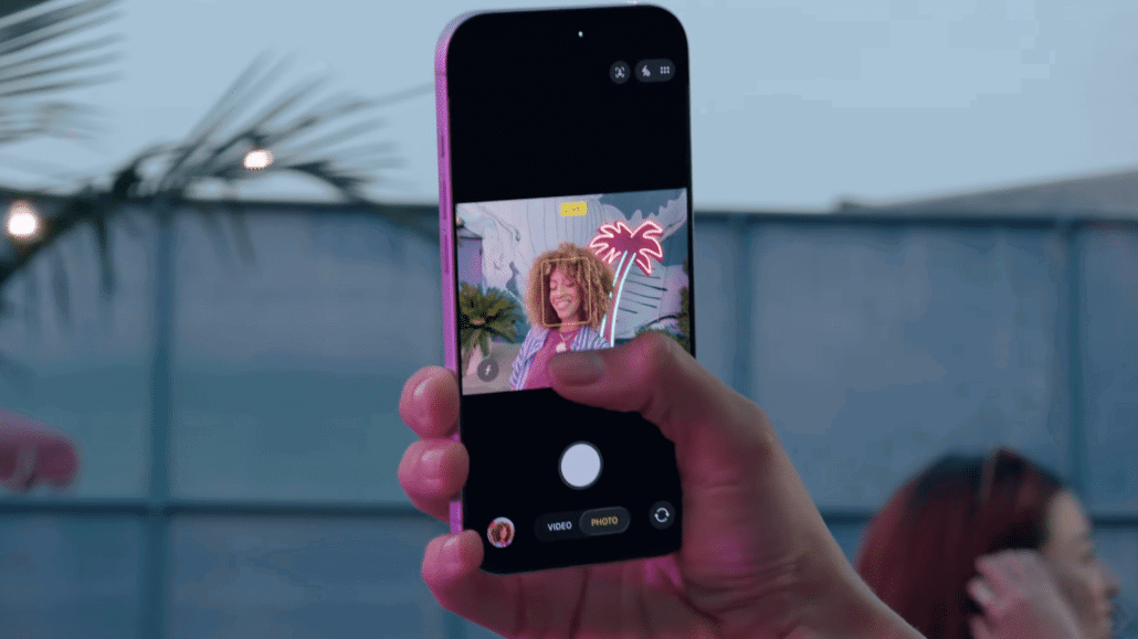 Person hält Smartphone mit Porträtaufnahme