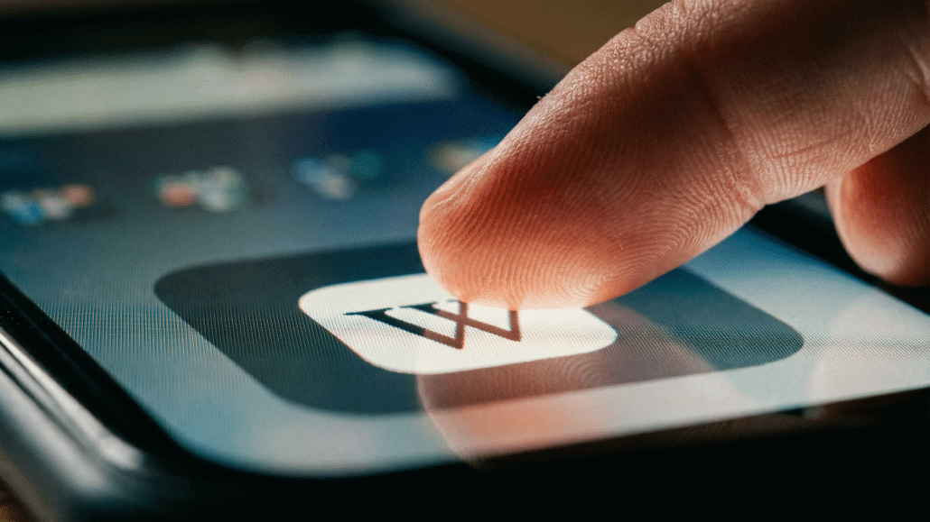 Finger tippt auf Smartphone-App-Icon
