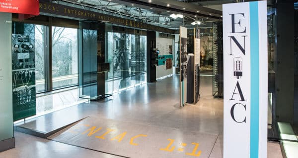 Im Heinz Nixdorf Forum in Paderborn kann man den Eniac in Origionalgröße bestaunen