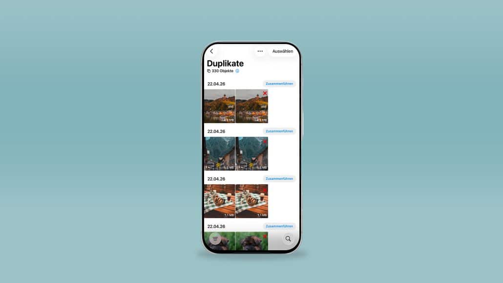 Smartphone mit Duplikate-Ansicht der Foto-App