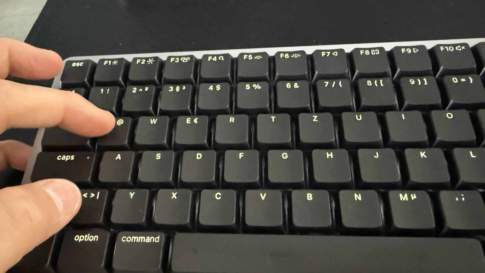 Finger auf schwarzer QWERTZ-Tastatur